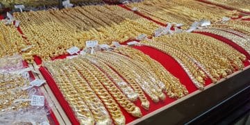 国际金银价格，罕见巨震！国内金饰克价连跌，有品牌两天跌90元！多重因素叠加，业内人士提醒......