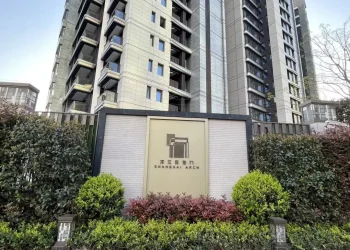 豪宅买家自曝被要求赔偿1200余万元，新鸿基地产上海项目公司回应称「不实」