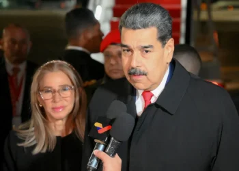 美对委军事打击造成至少40人死亡！美国多地爆发抗议！人们在白宫外举「不要为石油流血」标语牌，委副总统：马杜罗是国家唯一合法总统