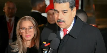 美对委军事打击造成至少40人死亡！美国多地爆发抗议！人们在白宫外举「不要为石油流血」标语牌，委副总统：马杜罗是国家唯一合法总统