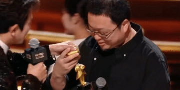 罗永浩奖杯断成两半 领个新人奖都能成一期节目