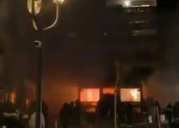 瑞士酒吧起火瞬间曝光：目击者称服务员举烟花被酒保扛肩上，引燃天花板！已造成约40人死亡，许多是正庆祝新年的年轻人，目击者：发生踩踏