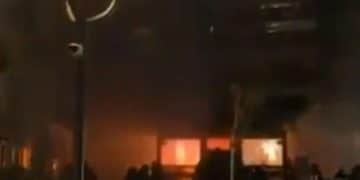 瑞士酒吧起火瞬间曝光：目击者称服务员举烟花被酒保扛肩上，引燃天花板！已造成约40人死亡，许多是正庆祝新年的年轻人，目击者：发生踩踏