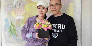 王石首次公开回应离婚传闻：1年被传离婚1次，不要太在乎别人对你的差评，只要理得心安就可以