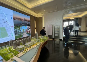 新年看房记｜上海江景楼盘低姿态入市，认筹金50万元，有购房者仍决定「再等等」