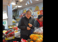 英伟达CEO黄仁勋现身上海菜市场边吃边逛，网友：食物不离手！他还将前往北京及深圳，本次行程以「逛吃」为主