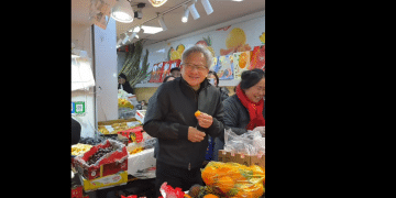 英伟达CEO黄仁勋现身上海菜市场边吃边逛，网友：食物不离手！他还将前往北京及深圳，本次行程以「逛吃」为主