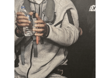 特朗普宣布：美国将掌管委内瑞拉直至「安全交接」，美石油公司将进入！他还发布马杜罗被抓后照片：戴手铐、双眼被蒙住！中俄英法表态