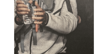 特朗普宣布：美国将掌管委内瑞拉直至「安全交接」，美石油公司将进入！他还发布马杜罗被抓后照片：戴手铐、双眼被蒙住！中俄英法表态