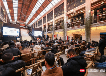 在成都的茶馆里，生活经济成为热议新话题