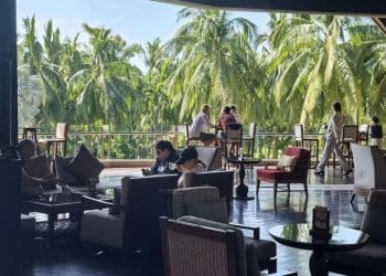 原价超1万元的加拿大鹅，6900元就能拿下，始祖鸟门口也排长队，店员：这家店全国最便宜！海南免税消费到底有多火爆？