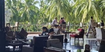 原价超1万元的加拿大鹅，6900元就能拿下，始祖鸟门口也排长队，店员：这家店全国最便宜！海南免税消费到底有多火爆？