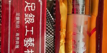 银价涨太猛！女子三年前6000元买的钻戒，现在只值几百元，赠品足银保温杯却已价值2000元！