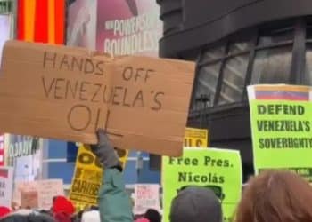 美对委军事打击造成至少40人死亡！美国多地爆发抗议！人们在白宫外举「不要为石油流血」标语牌