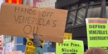 美对委军事打击造成至少40人死亡！美国多地爆发抗议！人们在白宫外举「不要为石油流血」标语牌