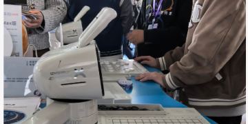 阿里云通义智能硬件展 千余款 「黑科技」AI硬件「吸睛」