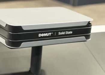 不用锂 无稀土？独家揭秘「全球首款」可量产全固态电池