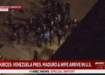 马杜罗戴镣铐走下飞机 现场画面公开！多名民主党人谴责特朗普政府