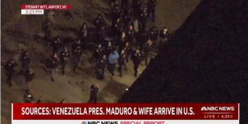 马杜罗戴镣铐走下飞机 现场画面公开！多名民主党人谴责特朗普政府