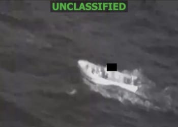 美军突袭！特朗普：摧毁一大型设施！刚刚 美国下调关税