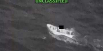 美军突袭！特朗普：摧毁一大型设施！刚刚 美国下调关税