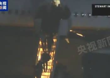 载有马杜罗的飞机抵达美国纽约，画面曝光！美对委军事打击造成至少40人死亡！安理会将举行紧急会议，委内瑞拉副总统表态