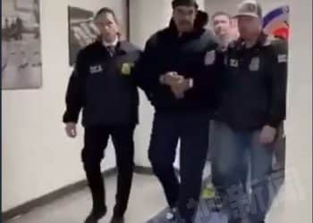 最新！美国白宫账号发布疑似马杜罗被押送视频！委内瑞拉副总统代行总统职权