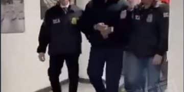 最新！美国白宫账号发布疑似马杜罗被押送视频！委内瑞拉副总统代行总统职权