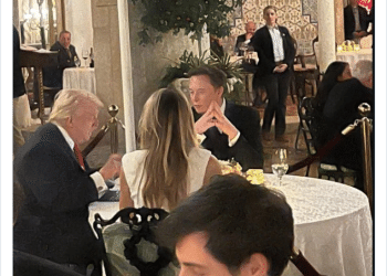 马斯克晒与特朗普晚宴合照，数小时前马杜罗被捕