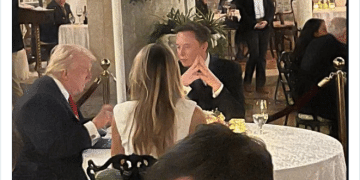 马斯克晒与特朗普晚宴合照，数小时前马杜罗被捕