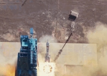 「玻璃发生撞击，已经裂透了」，人命关天！从发现裂纹到任务成功，我国载人航天首次应急发射都经历了什么？