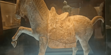 唐代陶马突然倾倒，蹄子等部位碎裂，洛阳博物馆通报：粘接剂老化开裂，非遭受外力或人为损坏