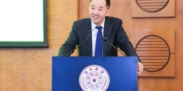 拿73万年薪引争议，知名公益基金会创始人最新回应：交棒过渡后将不再领薪