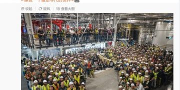 特斯拉第一辆赛博无人驾驶电动车Cybercab在得州工厂下线