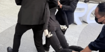 猫步太逼真被调侃「里面有真人」，小鹏IRON人形机器人线下首秀摔倒，被工作人员「抬走」，何小鹏回应