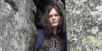 加拿大校园枪击案枪手曾与AI聊到枪支暴力，被系统标记并封号，但OpenAI未联系当局！该案有9人死亡，包括老师、学生和枪手母亲