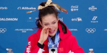 谷爱凌泪洒发布会，夺冠后得知奶奶离世！最后一次见面时，她告诉奶奶：我会和你一样勇敢