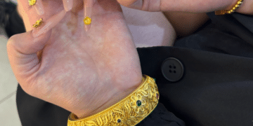 突然火了！「年终奖发了，做个999黄金美甲」，这届年轻人把上万元黄金剪碎贴在指尖！「黄金甲」成新年顶流「社交货币」，专家解读