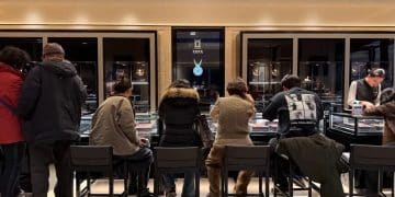 「昨天买的3条金项链，一夜睡醒就赚了超2.3万元」！老铺黄金开年大涨价：涨20%~30%！有人专门赶在涨价前排队几小时进店抢购