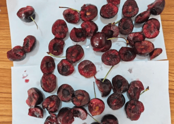 车厘子大降价，有网友称品质普遍不佳且口感发苦，专家：前期压货致不新鲜