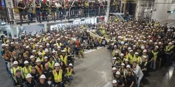 提前两个月落地！Cybercab首台量产车下线，特斯拉股价却回调近两成