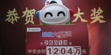 女子买6元彩票中1204万元大奖，需缴税超240万元！当事人现身兑奖：会先将奖金存起来，后续计划用于改善生活质量