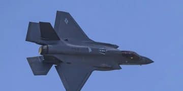 突发！伊朗宣布：霍尔木兹海峡部分区域将关闭数小时！此前美军18架F-35飞向中东；国际油价上涨