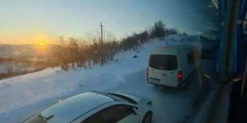 中国游客称因道路积雪，被困俄罗斯「极光村」 超40小时！有游客被安置在学校，安置点提供食物和热水，俄媒：滞留游客都已离开