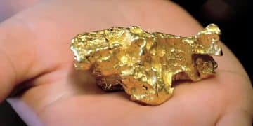 贵金属「爬楼梯上，电梯下」！投机狂飙后血洗，黄金独抗逆风，白银铂金深陷泥潭