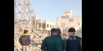 伊朗最高领袖选举机构办公楼被炸成废墟 以方：神职人员正选举 袭击发生在计票期间