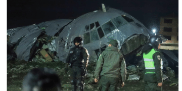 已致15人死亡！满载央行现金的C-130「大力神」坠机，事故现场满地钞票，引发民众哄抢，玻利维亚警方动用催泪瓦斯