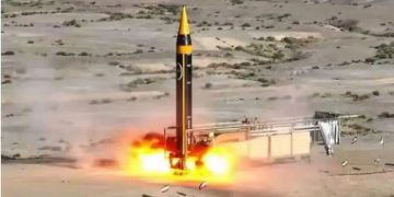 射程2000公里，命中精度约30米，伊朗动用「最强导弹」打击以色列！内塔尼亚胡行踪被曝光，海湾多国传出爆炸声