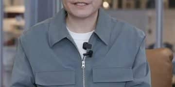 雷军：新SU7门锁电源有三重防护，一个大电池，一个小电池以及一个备用电源，还有机械门把手！小米汽车目标是造同档最安全的车