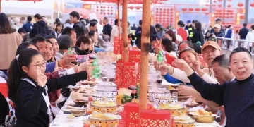 让优势政策在AI世界发光,新春消费热潮背后,区域经济新动能如何被「点亮」?